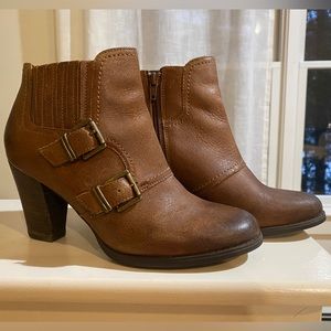 Barely worn Clarks Alpine Icy boots
Leather 
Synthetic sole 
Heel measures 3.25"